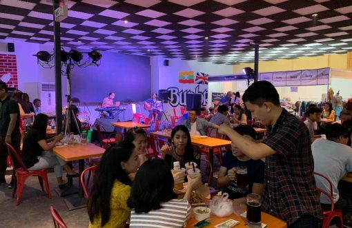 Burbrit Taproom မှာ ပြုလုပ်ခဲ့တဲ့ Sunshine Mobile Night Market